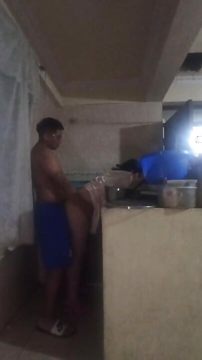 El jefe entra a la cocina a follarme, su polla me excita