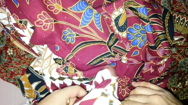 cum on Aunty's lungi Textil Motif Batik AYU 526