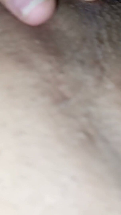 Sautela bhaee apni ht sauteli bahan ko dildo deta hai aur use doodh se bhari apni rasdaar choot men daalne ke lie kahta hai | klip 1