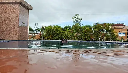 Cewek sange ini dientot habis-habisan sampai orgasme dua kali di kolam renang