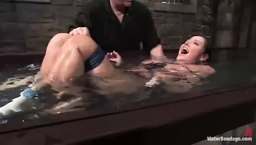 Christina Carter torturée par water bondage