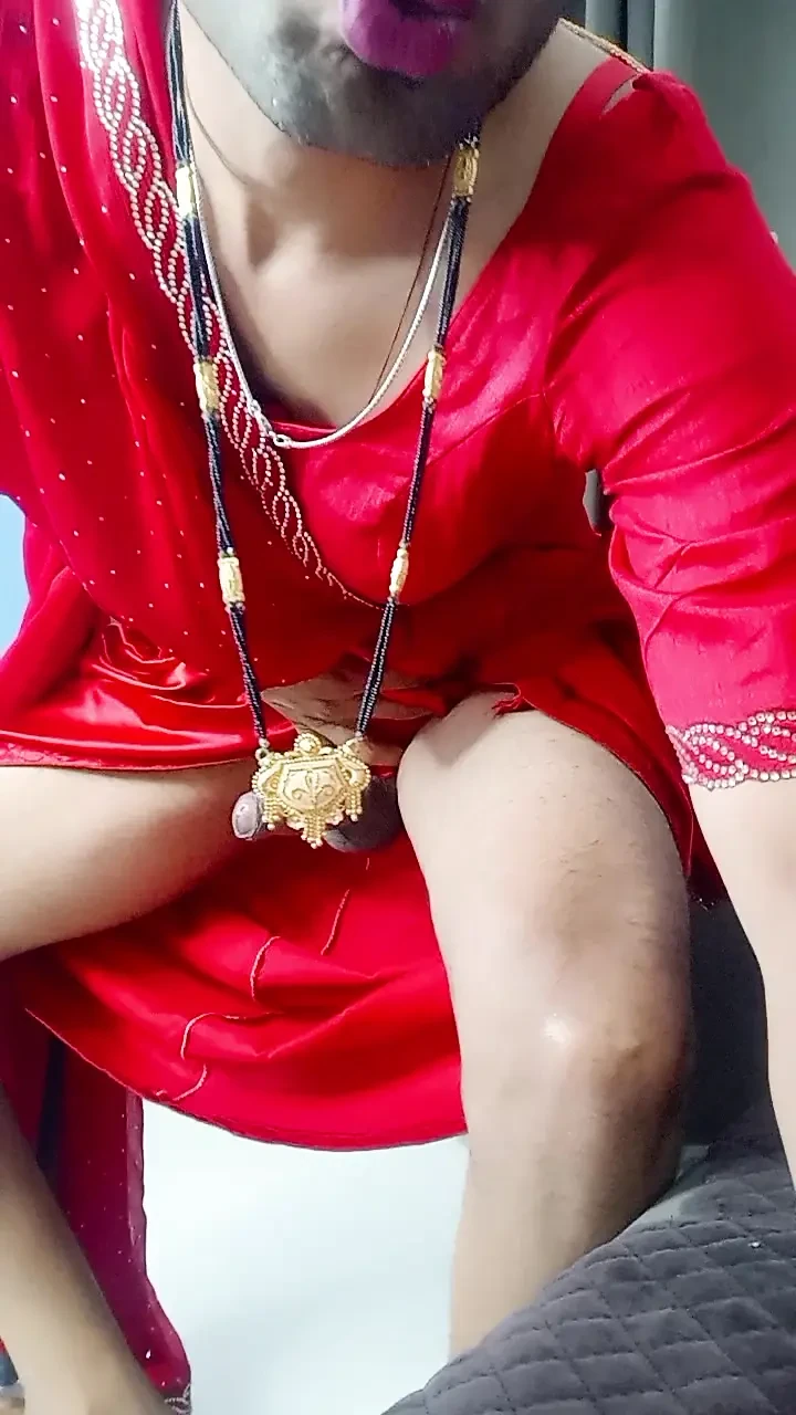 Indisk sissy som bär sexig het styvmamma röd saree i karwachauth