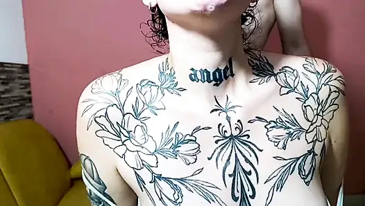 Beni mastürbasyon yaparken buluyor ve süper sert bir sakso çekmeyi teklif ediyor.