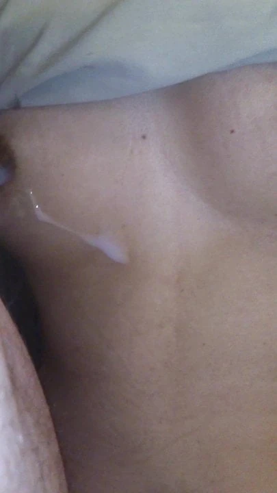 我的奶在我妻子的奶子上