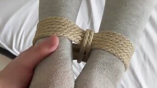 Il master usa i piedi di schiavo per eccitarsi