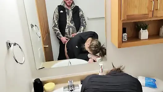Hinterhältiger sex mit geiler ehefrau im badezimmer nach der party