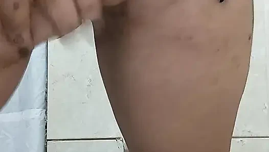 Mandi emas. Cowok ini kencing di wajahmu