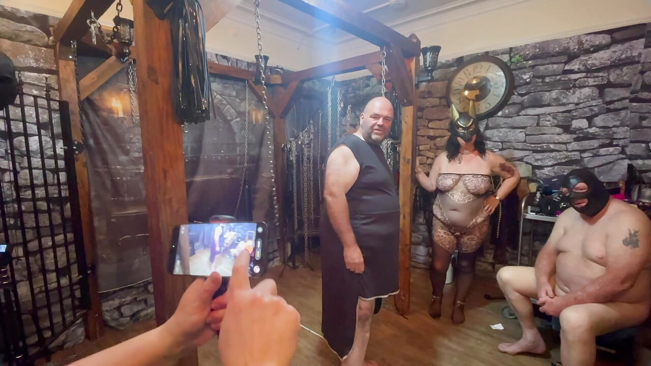 第1部分：- 拉尼斯塔熊第一次在地牢中帶走了他的女順從者扎爾。