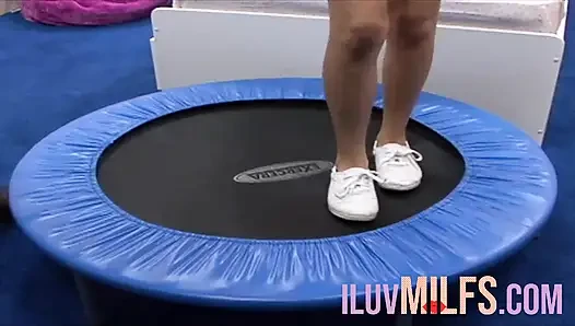 Küçük memeli sevimli esmer için domaltmalı seks