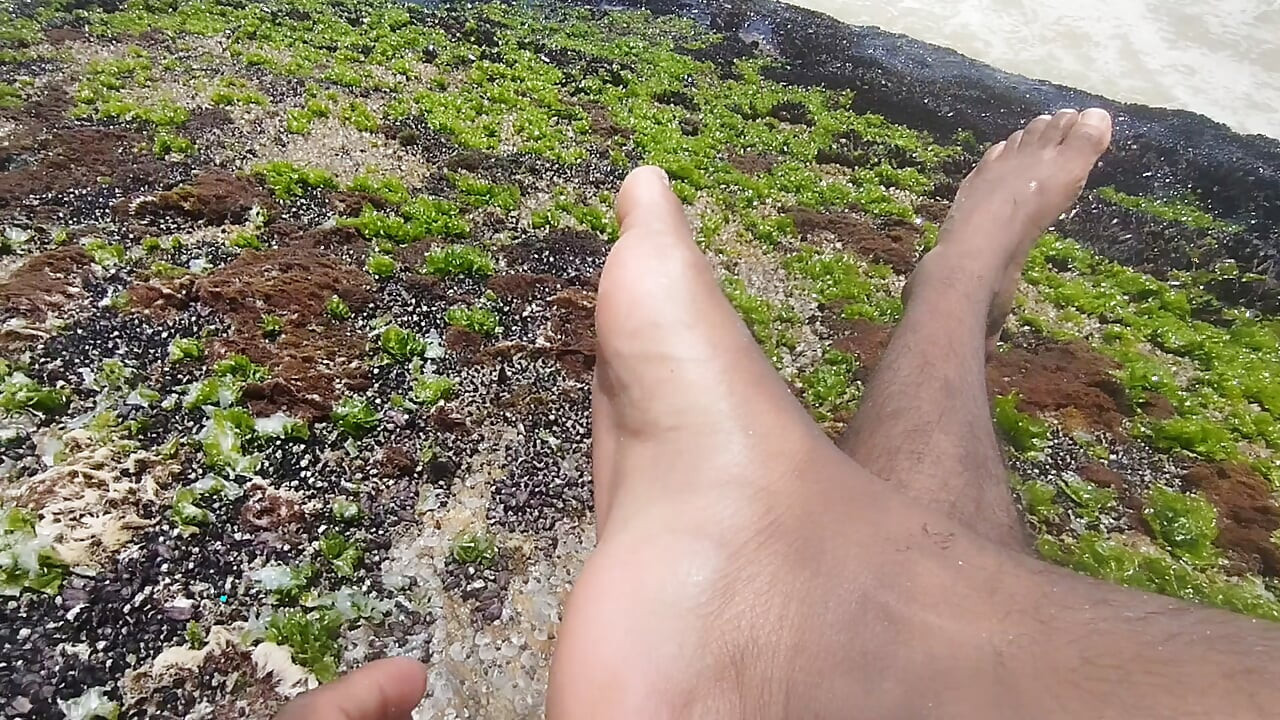 在沙灘上按摩我的腳