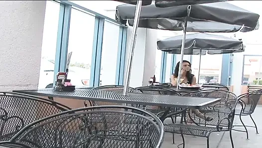 Yarak emen orta yaşlı seksi kadın azgın bir adam tarafından domaltılıyor