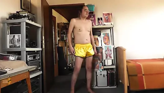 Gelb içinde seksi saten şort