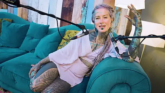 B hakkında konuşuyorum - bordem - asmr podcast sfw konuşuyor gotik sıska kız dreadlocks dövmeli model dövmeli kız