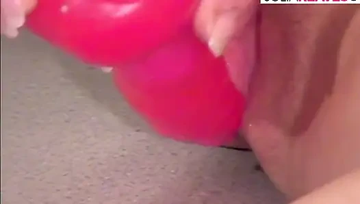 Горячая шлюшка сосет массивный член, затем всовывает его в ее мокрую киску