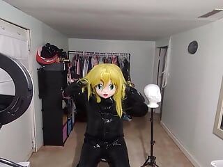 Kigurumi in schwerem gummi-atemspiel, genießt luft aus ihrem anzug