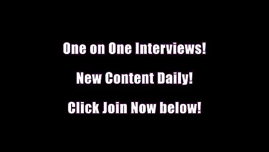 Olive reibt und fingert ihre nasse, geile muschi für die kamera.