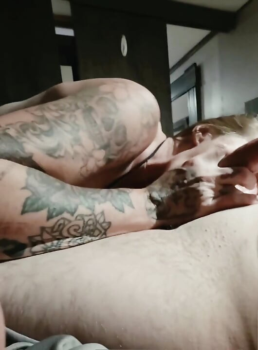 Brunetei sexy îi place să slurp