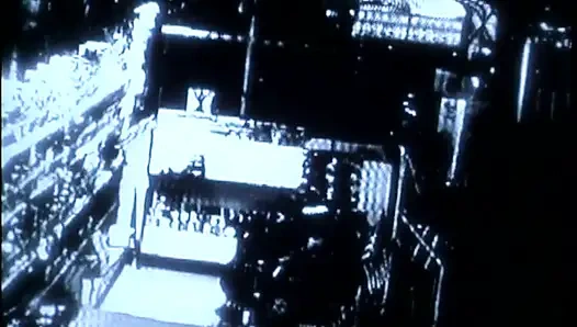 Güzel sarışın fussy pazarda büyük yarak emiyor