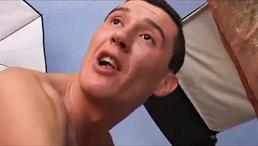 Pummeliges Mädchen Lutscht Schwanz Und Wird Beim Casting Verprügelt