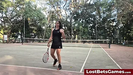 Rafaela иПалея принимают свой теннисный матч на стриптиз на улице