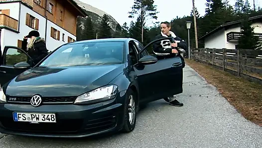 Sie ist eine blonde schätzchen aus frankreich, die gerne mit ihrer muschi gespielt wird