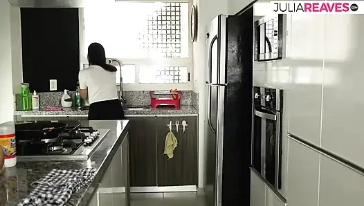 Возбужденная шлюшка залезает на кухонные прилавки, трахается в рот с камшотом