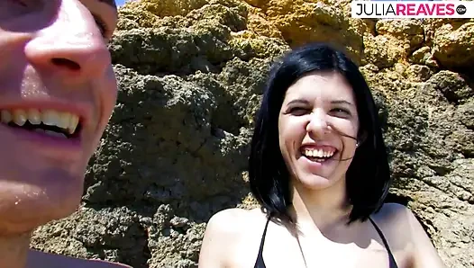 Cewek sange nyepong kontol ngaceng lalu ngentot kontol sampai dicrot di pantai
