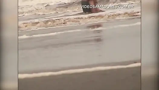 Бесстыдная пара занимается сексом в неглубоком море