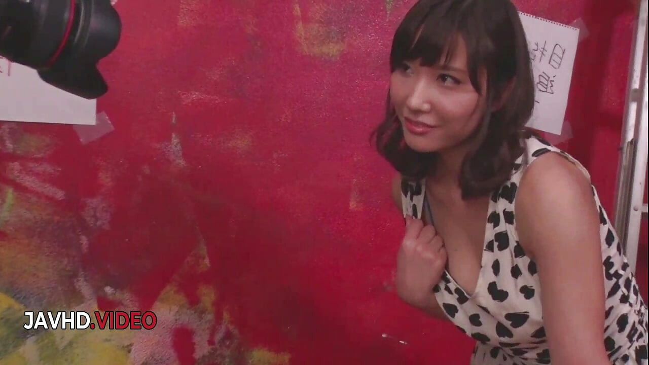情熱的で成熟した日本人女性が若い恋人と激しいセックスを楽しむ