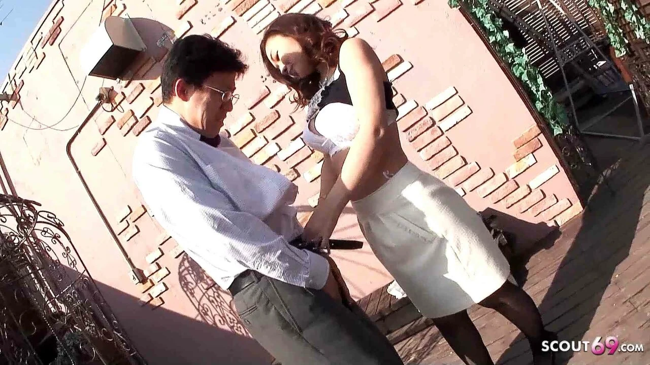 Si matang Jepun yang kaya menggoda pemandunya untuk menelan cepat blowjob