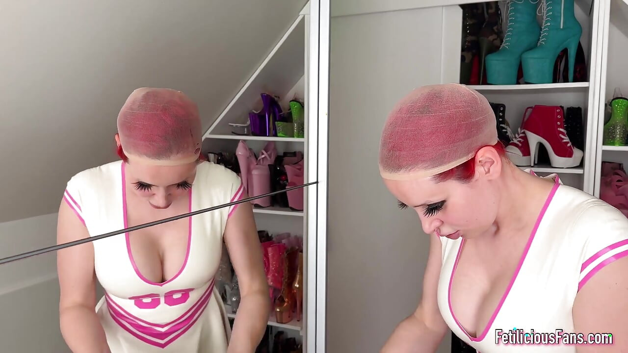 Tentando nova máscara feminina
