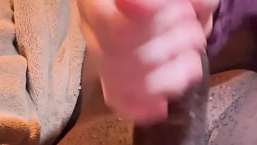 Aku kagum sama kontol besar abang tiriku dan ngocok kontolnya sampai dia crot