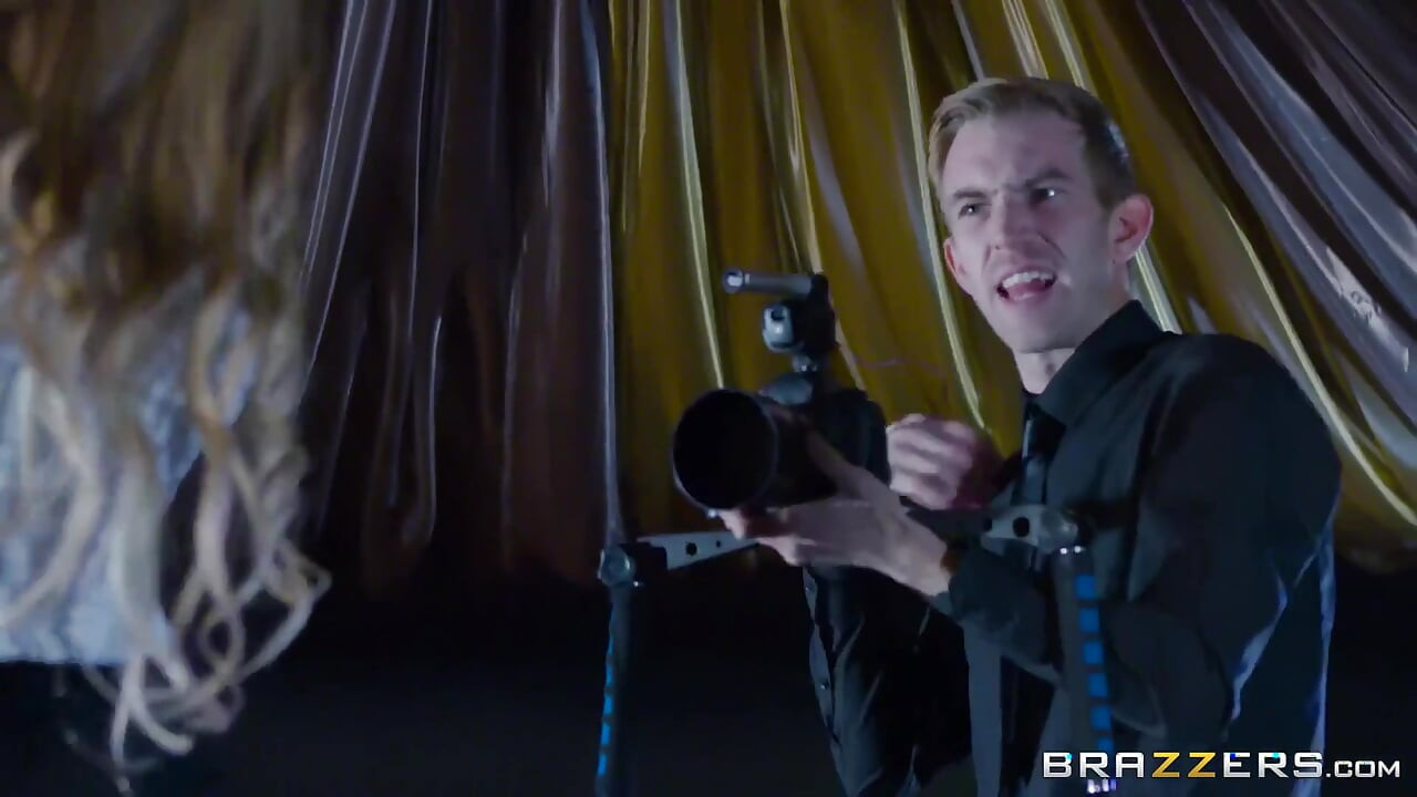 Brazzers - Дэнни пытается снять фильм, но в конечном итоге делать то, что он делает лучше всего, он трахает Виола Бейли