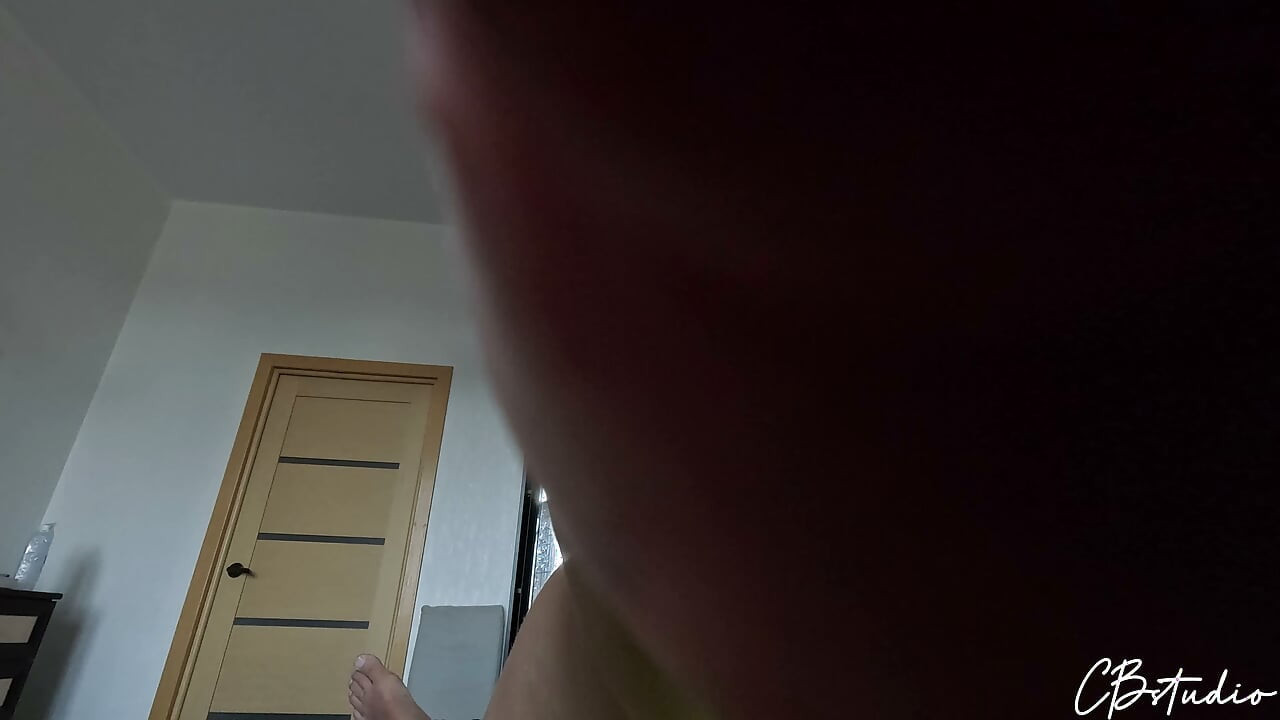 Tatăl meu vitreg intră mereu în camera mea în timp ce fac exerciții