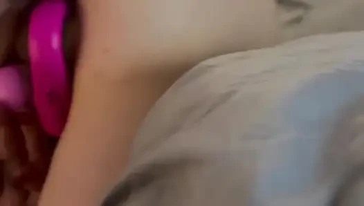 Azgın genç orta yaşlı seksi kadın öğle yemeğinde araba tamircisi tarafından sert sikiliyor