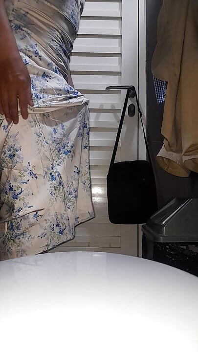 サテンのホルターネックドレスを着た女装精液