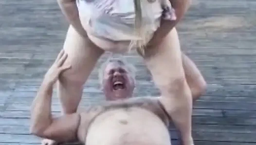 Lass dich hin, damit ich in dein gesicht pissen kann (goldene Dusche)