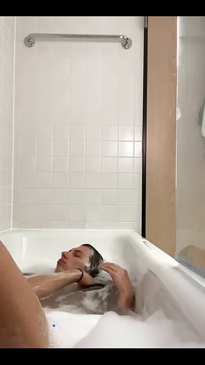 Francuski femboy se tušira i sprema za spoj