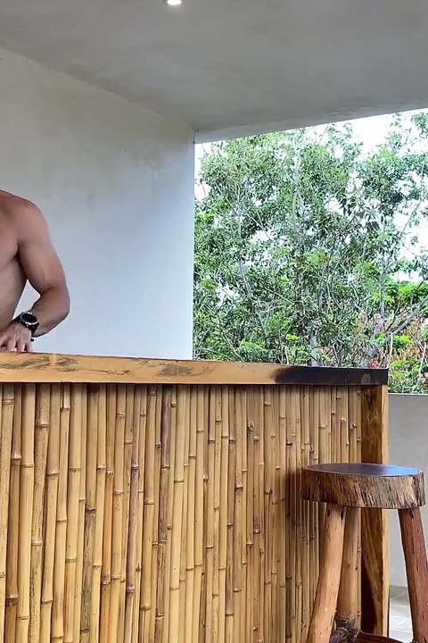 Ateşli turist barmen tarafından sert sikiliyor