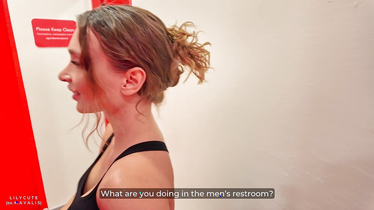 Chica de gimnasio caliente le pide a un extraño que arregle su forma de glúteo - recibe "entrenamiento personal" en el vestuario de hombres