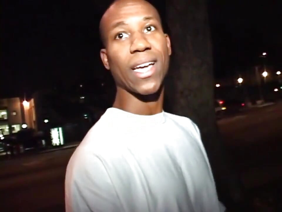 Noir sur noir... Une chatte baise une grosse bite noire en train de sucer