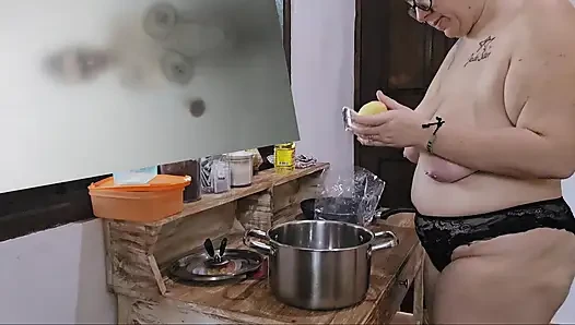 Jade Топлес готовит