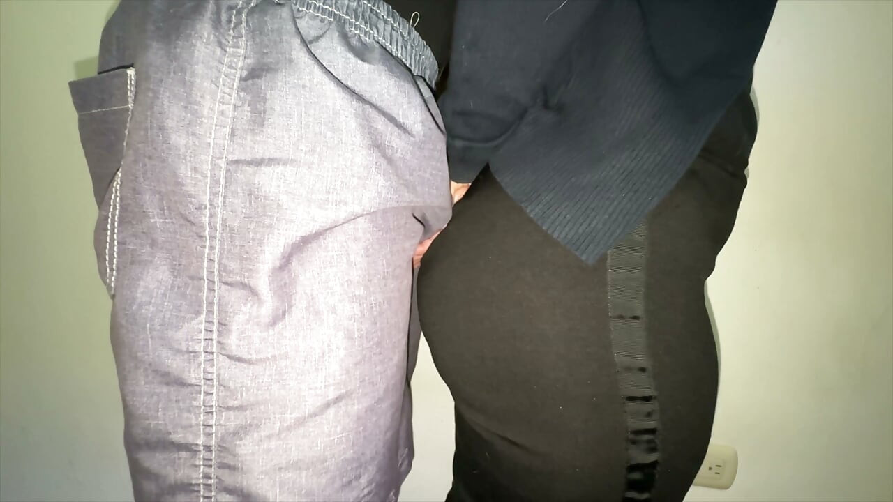O fată cu cur mare pipăie penisul unui străin
