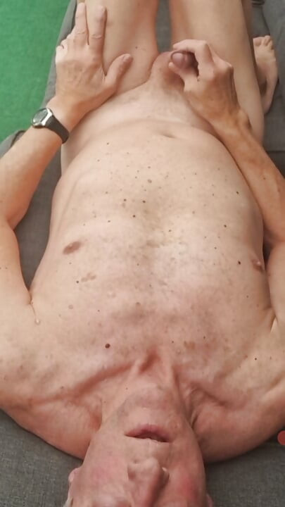 EKSHIBITIONISTISK FAR ANAL LEGETØJ RYKKER SEXSHOW CUMSHOT