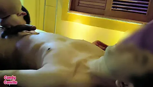 Ateşli bir evli kadının dilekleri - kocamın yarağı ve en iyi arkadaşının yarağıyla oynuyor