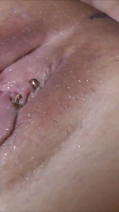 Blonde MILF schiebt sich dicke dinge rein | Clip 3