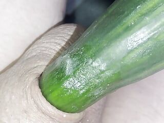 Vyholený obrácený penis se setkává s okurkou