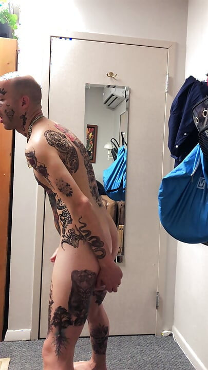 Tatuada twink masturbação solo
