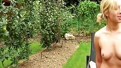 Doce loira gata da França fodendo no quintal