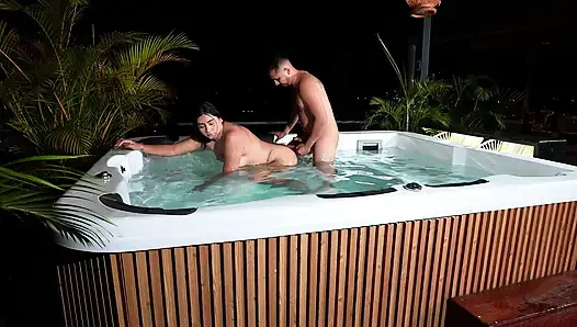 В конце концов я трахаюсь с техником, у которого твердый член, увидев, как красивая латиноамериканка мастурбирует в джакузи